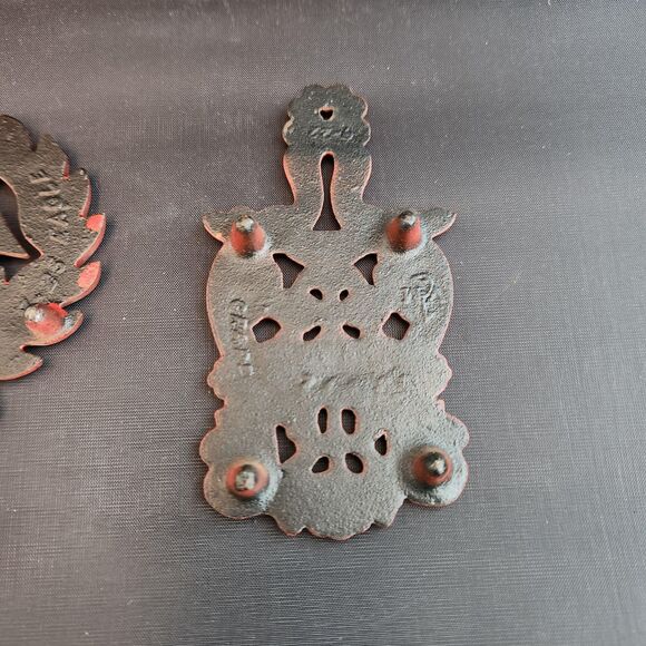 Cast Iron Eagle Grapes Mini Trivets Red Enamel Set 2 Virginia Metalcrafters Vtg - Picture 7 of 10